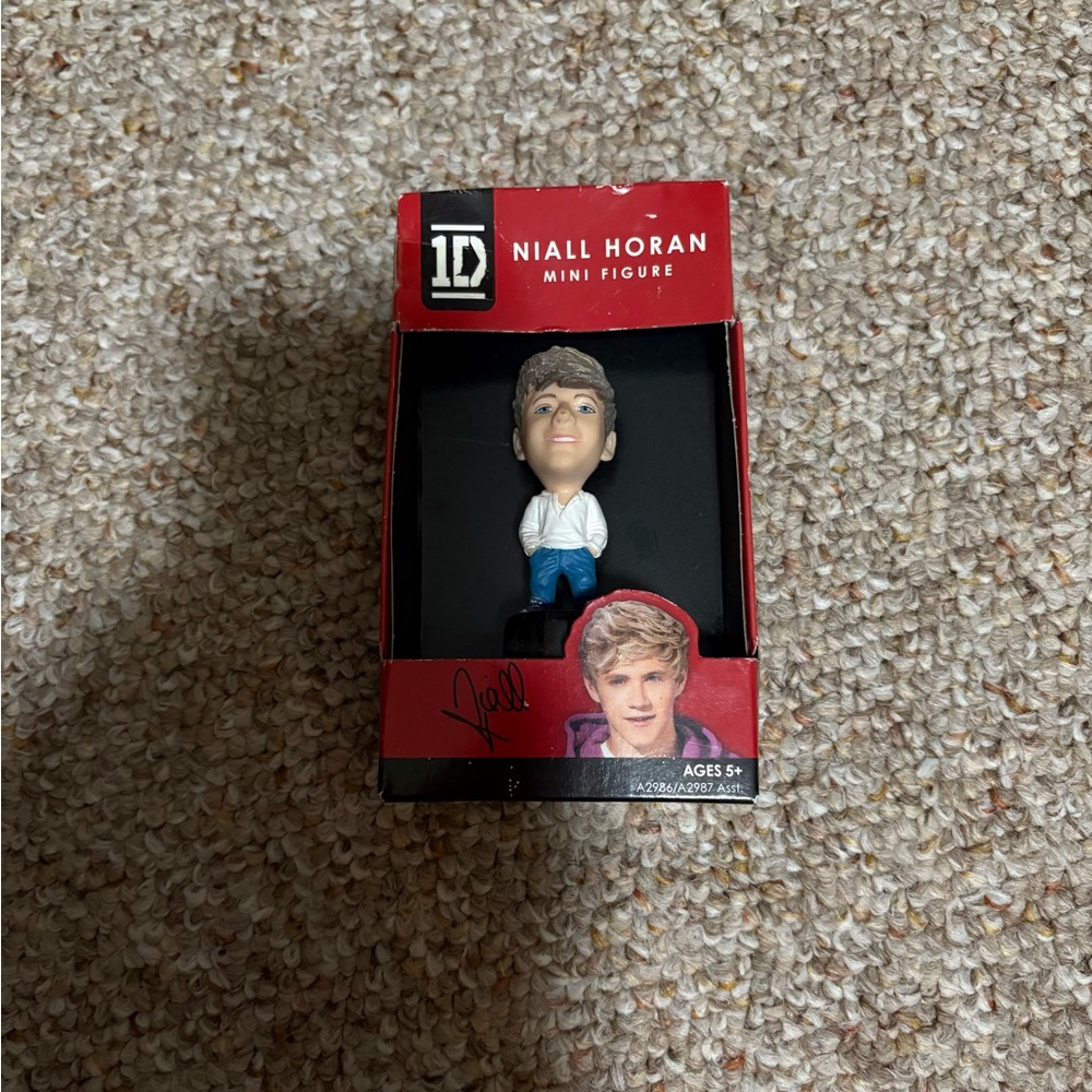 One Direction Mini Figure Set - Picture 5 of 6